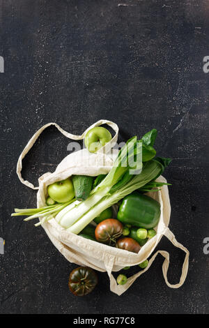 Green Food Sortiment mit Stoff Eco Beutel auf dunklem Hintergrund Kopie Raum oben Flach. Konzept der bewussten Konsum Stockfoto