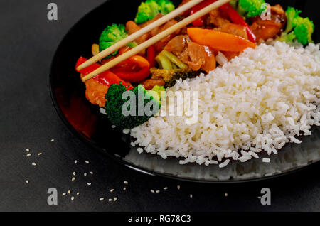 Reis mit Teriyaki Huhn im japanischen Stil bereit zu essen Stockfoto