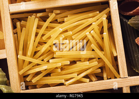 Nudeln in eine Holzkiste, Nahaufnahme, Ansicht von oben Stockfoto