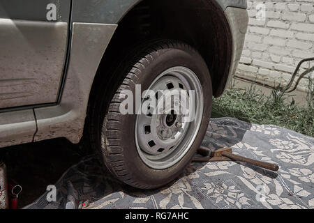 Aus der Nähe. Ein Auto mit einem beschädigten Rad. Stockfoto