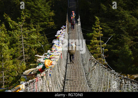 Hängebrücke über den Dudh Kosi, Everest Base Camp trek, Khumbu, Nepal Stockfoto