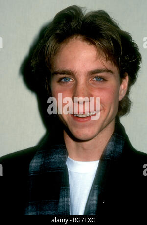 HOLLYWOOD, CA - 28. NOVEMBER: Schauspieler Jonathan Brandis besucht die 62. jährlichen Hollywood Christmas Parade am 28. November 1993 an der KTLA Studios in Hollywood, Kalifornien. Foto von Barry King/Alamy Stock Foto Stockfoto