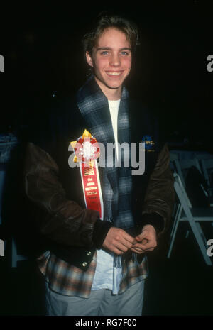 HOLLYWOOD, CA - 28. NOVEMBER: Schauspieler Jonathan Brandis besucht die 62. jährlichen Hollywood Christmas Parade am 28. November 1993 an der KTLA Studios in Hollywood, Kalifornien. Foto von Barry King/Alamy Stock Foto Stockfoto