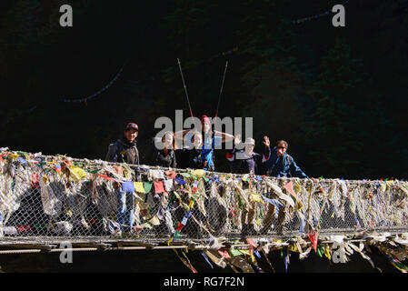 Hängebrücke über den Dudh Kosi, Everest Base Camp trek, Khumbu, Nepal Stockfoto