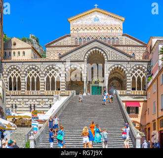 Die schönen und großzügig eingerichteten Amalfi Dom, Duomo di Amalfi, die Ruhestätte des Apostels Andreas Stockfoto