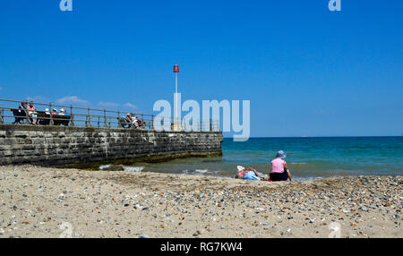 Alte Menschen entspannen am Strand in Swanage Beach, Insel Purbeck, Dorset, England, Großbritannien Stockfoto