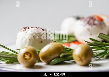 Frische arabisch Käse mit Rosmarin, Nigella, Kalindzhi, Kharkov, Garam Masala auf weißem Hintergrund Stockfoto