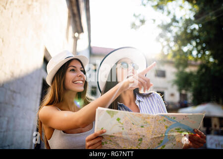 Mädchen Freunde reisen Sommerferien erkunden unbeschwerten Lebensstil zu entdecken Stockfoto