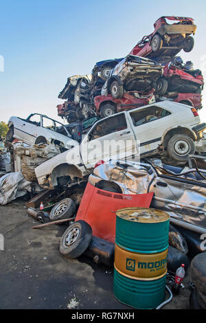 Zabalj, Serbien, Backa, 10. Oktober 2018. Auto Abfälle mit vielen Autos warten auf Transport. Stockfoto