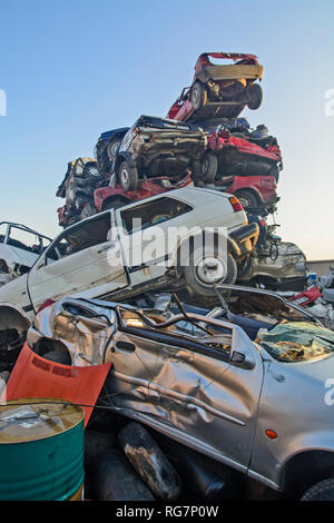 Zabalj, Serbien, Backa, 10. Oktober 2018. Auto Abfälle mit vielen Autos warten auf Transport. Stockfoto