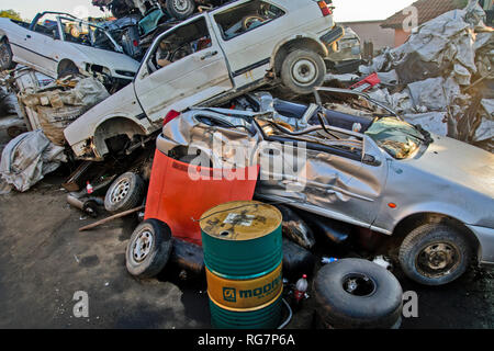 Zabalj, Serbien, Backa, 10. Oktober 2018. Auto Abfälle mit vielen Autos warten auf Transport. Stockfoto