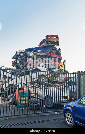 Zabalj, Serbien, Backa, 10. Oktober 2018. Die automatische Abfälle mit vielen Autos hinter dem Zaun entfernt, wartet für den Transport. Stockfoto