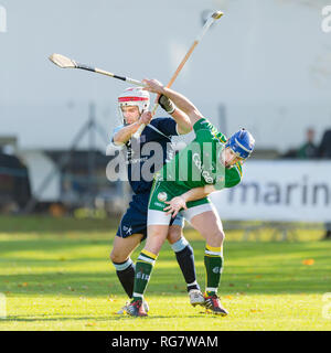 Shinty Hurling International, Schottland / Irland 1. Test gespielt an der Bught, Inverness. Finlay Macrae (Scot Kapitän) mit Patrick Horgan (Ire). Stockfoto