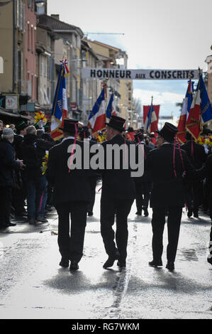 Jedes Jahr die Wehrpflichtigen machen die Welle in der nationalen Straße von Villefranche-sur-Saone. Sie tragen ein gibus mit den Farben ihres Alters und Blumensträuße Stockfoto