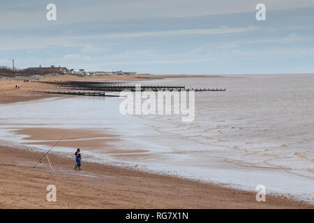 Ein einsamer Fischer auf Skegness, Lincolnshire Stockfoto