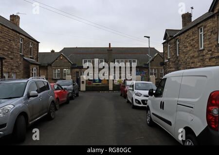 Schlendern Sie erste Schule Edwin Straße am Ende der Straße schlendern ist eine kleine Stadt an der nordöstlichen Küste von Northumberland mit parkenden Verkehr. Stockfoto