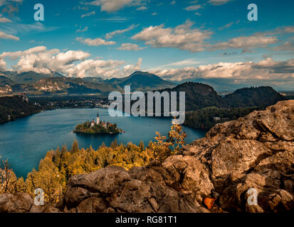 Der See von Bled, Slowenien mit Insel im Herbst Stockfoto