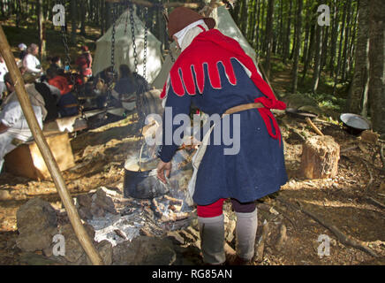 Mittelalterliches Lager im Wald Kochen im Wasserkocher Stockfoto