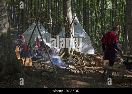 Mittelalterliches Lager im Wald Kochen im Wasserkocher Stockfoto