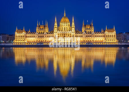 Budapester Parlament bei Nacht beleuchtet und Donau, Ungarn