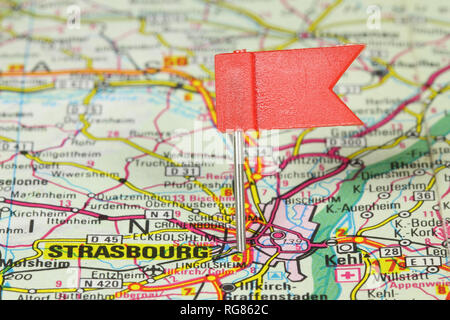 Straßburg - berühmte Stadt in Frankreich. Red Flag Pin auf einer alten Karte anzeigen Reiseziel. Stockfoto