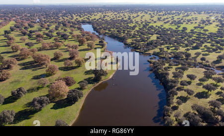 Antenne viewe von zwei Flüssen entlang der Landschaft in Spanien Stockfoto