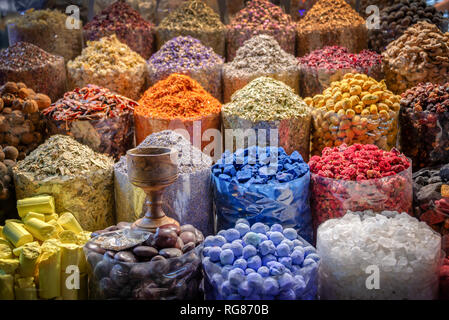 Bunter Haufen von Gewürzen souks in Dubai, Vereinigte Arabische Emirate Stockfoto