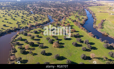 Antenne viewe von zwei Flüssen entlang der Landschaft in Spanien Stockfoto