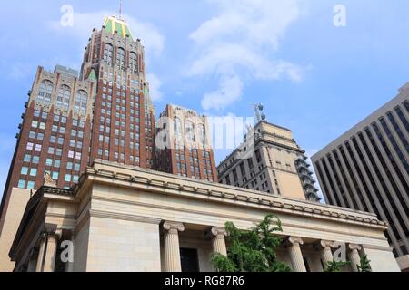 BALTIMORE, USA - 12. JUNI 2013: Bank von Amerika (links) Blick in Baltimore, Maryland. Berühmten Art déco-Gebäude stammt aus dem Jahre 1924. Stockfoto