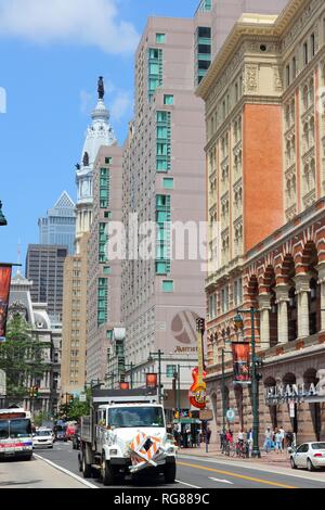 PHILADELPHIA, USA - Juni 11, 2013: Die Menschen in der Innenstadt von Philadelphia entfernt. Wie von Philadelphia 2012 ist die 5. die bevölkerungsreichste Stadt in den USA mit 1,547,60 Stockfoto