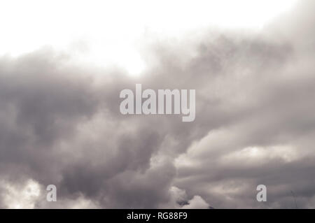Dramatische Gewitterwolken. Regen Wolken bedeckt. Epische Wolken an einem Moody Himmel. Bedeckt Textur. Kopieren Sie Platz. Selektive konzentrieren. Stockfoto