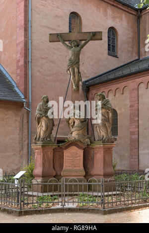 Drei Sandstein Skulpturen vor der Kirche von St. Marcellinus und Petrus Seligenstadt, Hessen, Deutschland Stockfoto