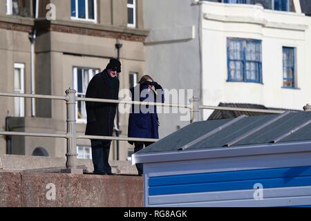 Hastings, East Sussex, UK. 28 Jan, 2019. UK Wetter: trocken und sonnig, aber weitgehend kalt und windig in Hastings. © Paul Lawrenson 2019, Foto: Paul Lawrenson/Alamy leben Nachrichten Stockfoto