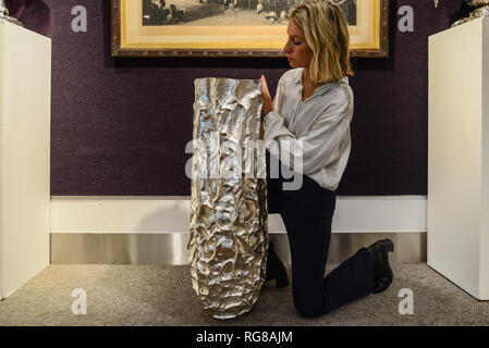 London, Großbritannien. 28. Jan 2019. Eine monumentale Skulpturen silber Schiff Teil der Bibliothek Verkauf des jährlichen Herr bei Bonhams Montpelier Street, Knightsbridge, die am 30. Januar 2019 stattfindet. Credit: Claire Doherty/Alamy leben Nachrichten Stockfoto