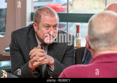 Saltcoats, Ayrshire, UK. 28. Jan 2019. GRAEME DEY (SNP) MSP, "Minister für Veteranen", besuchte die "Veteranen Breakfast Club" in Saltcoats, Ayrshire als Teil seiner Konsultationen mit denjenigen, die ein Interesse daran haben, die Unterstützung und das Wohlergehen der militärischen Veteranen. Der Besuch war Informationen und Meinungen für die vorgeschlagene UK wide Verteidigung Gesundheitswesen wohl besser fahren als das "Neue Veteran Strategie" bekannt, dass diejenigen, die die Streitkräfte mit Problemen wie sozialer Isolation und PTSD (Posttraumatische Belastungsstörungen) Credit: Findlay/Alamy Leben Nachrichten zu helfen, zu sammeln Stockfoto