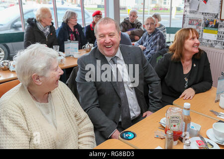 Saltcoats, Ayrshire, UK. 28. Jan 2019. GRAEME DEY (SNP) MSP, "Minister für Veteranen", besuchte die "Veteranen Breakfast Club" in Saltcoats, Ayrshire als Teil seiner Konsultationen mit denjenigen, die ein Interesse daran haben, die Unterstützung und das Wohlergehen der militärischen Veteranen. Der Besuch war Informationen und Meinungen für die vorgeschlagene UK wide Verteidigung Gesundheitswesen wohl besser fahren als das "Neue Veteran Strategie" bekannt, dass diejenigen, die die Streitkräfte mit Problemen wie sozialer Isolation und PTSD (Posttraumatische Belastungsstörungen) Credit: Findlay/Alamy Leben Nachrichten zu helfen, zu sammeln Stockfoto