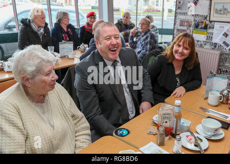 Saltcoats, Ayrshire, UK. 28. Jan 2019. GRAEME DEY (SNP) MSP, "Minister für Veteranen", besuchte die "Veteranen Breakfast Club" in Saltcoats, Ayrshire als Teil seiner Konsultationen mit denjenigen, die ein Interesse daran haben, die Unterstützung und das Wohlergehen der militärischen Veteranen. Der Besuch war Informationen und Meinungen für die vorgeschlagene UK wide Verteidigung Gesundheitswesen wohl besser fahren als das "Neue Veteran Strategie" bekannt, dass diejenigen, die die Streitkräfte mit Problemen wie sozialer Isolation und PTSD (Posttraumatische Belastungsstörungen) Credit: Findlay/Alamy Leben Nachrichten zu helfen, zu sammeln Stockfoto