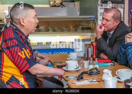 Saltcoats, Ayrshire, UK. 28. Jan 2019. GRAEME DEY (SNP) MSP, "Minister für Veteranen", besuchte die "Veteranen Breakfast Club" in Saltcoats, Ayrshire als Teil seiner Konsultationen mit denjenigen, die ein Interesse daran haben, die Unterstützung und das Wohlergehen der militärischen Veteranen. Der Besuch war Informationen und Meinungen für die vorgeschlagene UK wide Verteidigung Gesundheitswesen wohl besser fahren als das "Neue Veteran Strategie" bekannt, dass diejenigen, die die Streitkräfte mit Problemen wie sozialer Isolation und PTSD (Posttraumatische Belastungsstörungen) Credit: Findlay/Alamy Leben Nachrichten zu helfen, zu sammeln Stockfoto