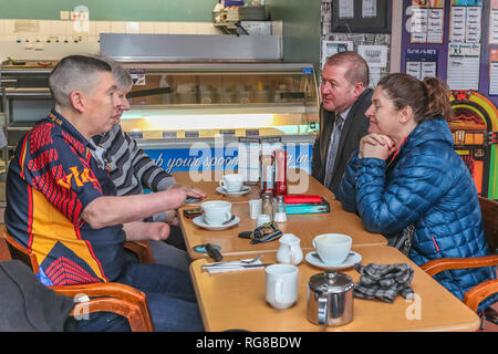 Saltcoats, Ayrshire, UK. 28. Jan 2019. GRAEME DEY (SNP) MSP, "Minister für Veteranen", besuchte die "Veteranen Breakfast Club" in Saltcoats, Ayrshire als Teil seiner Konsultationen mit denjenigen, die ein Interesse daran haben, die Unterstützung und das Wohlergehen der militärischen Veteranen. Der Besuch war Informationen und Meinungen für die vorgeschlagene UK wide Verteidigung Gesundheitswesen wohl besser fahren als das "Neue Veteran Strategie" bekannt, dass diejenigen, die die Streitkräfte mit Problemen wie sozialer Isolation und PTSD (Posttraumatische Belastungsstörungen) Credit: Findlay/Alamy Leben Nachrichten zu helfen, zu sammeln Stockfoto