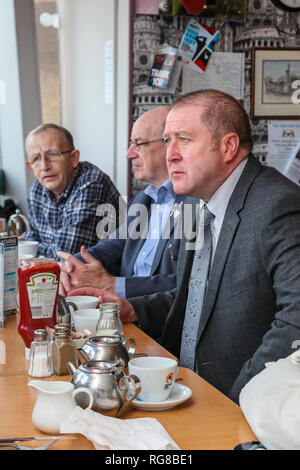 Saltcoats, Ayrshire, UK. 28. Jan 2019. GRAEME DEY (SNP) MSP, "Minister für Veteranen", besuchte die "Veteranen Breakfast Club" in Saltcoats, Ayrshire als Teil seiner Konsultationen mit denjenigen, die ein Interesse daran haben, die Unterstützung und das Wohlergehen der militärischen Veteranen. Der Besuch war Informationen und Meinungen für die vorgeschlagene UK wide Verteidigung Gesundheitswesen wohl besser fahren als das "Neue Veteran Strategie" bekannt, dass diejenigen, die die Streitkräfte mit Problemen wie sozialer Isolation und PTSD (Posttraumatische Belastungsstörungen) Credit: Findlay/Alamy Leben Nachrichten zu helfen, zu sammeln Stockfoto