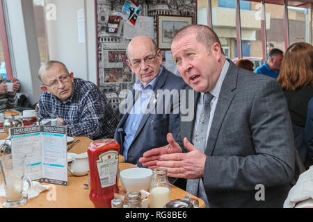 Saltcoats, Ayrshire, UK. 28. Jan 2019. GRAEME DEY (SNP) MSP, "Minister für Veteranen", besuchte die "Veteranen Breakfast Club" in Saltcoats, Ayrshire als Teil seiner Konsultationen mit denjenigen, die ein Interesse daran haben, die Unterstützung und das Wohlergehen der militärischen Veteranen. Der Besuch war Informationen und Meinungen für die vorgeschlagene UK wide Verteidigung Gesundheitswesen wohl besser fahren als das "Neue Veteran Strategie" bekannt, dass diejenigen, die die Streitkräfte mit Problemen wie sozialer Isolation und PTSD (Posttraumatische Belastungsstörungen) Credit: Findlay/Alamy Leben Nachrichten zu helfen, zu sammeln Stockfoto