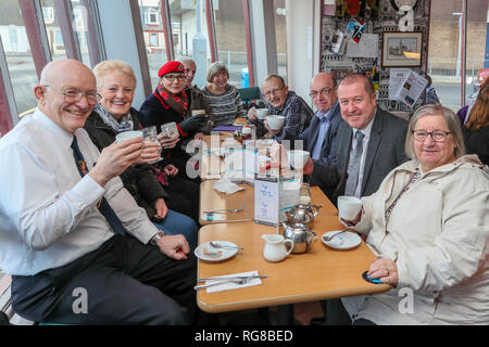 Saltcoats, Ayrshire, UK. 28. Jan 2019. GRAEME DEY (SNP) MSP, "Minister für Veteranen", besuchte die "Veteranen Breakfast Club" in Saltcoats, Ayrshire als Teil seiner Konsultationen mit denjenigen, die ein Interesse daran haben, die Unterstützung und das Wohlergehen der militärischen Veteranen. Der Besuch war Informationen und Meinungen für die vorgeschlagene UK wide Verteidigung Gesundheitswesen wohl besser fahren als das "Neue Veteran Strategie" bekannt, dass diejenigen, die die Streitkräfte mit Problemen wie sozialer Isolation und PTSD (Posttraumatische Belastungsstörungen) Credit: Findlay/Alamy Leben Nachrichten zu helfen, zu sammeln Stockfoto