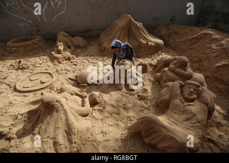 (190128) - GAZA, Jan. 28, 2019 (Xinhua) - Sand Artist Rana Ramlawi arbeitet auf ihrem Sand Skulpturen in Gaza Stadt, Jan. 24, 2019. Rana Ramlawi, ein 23 Jahre alter palästinensischer Junge Frau aus dem Gazastreifen, Erholungsorte auf Sand Kunst die Sache der Palästinenser und die israelisch-palästinensischen Konflikt zu markieren. In ihren Skulpturen aus Sand und Wasser hergestellt, viele Meldungen in Unterstützung der palästinensischen Sache vermittelt, da sie glaubt, dass Kunst ist ein wichtiger Weg, um die Rechte und die Forderung nach Freiheit zu betonen und die Beendigung der israelischen Besatzung. "Eines meiner Ziele in meinen Arbeiten ist dieses Erbe zu bewahren und zu sagen Stockfoto