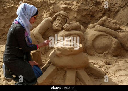 (190128) - GAZA, Jan. 28, 2019 (Xinhua) - Sand Artist Rana Ramlawi arbeitet auf ihrem Sand Skulpturen in Gaza Stadt, Jan. 24, 2019. Rana Ramlawi, ein 23 Jahre alter palästinensischer Junge Frau aus dem Gazastreifen, Erholungsorte auf Sand Kunst die Sache der Palästinenser und die israelisch-palästinensischen Konflikt zu markieren. In ihren Skulpturen aus Sand und Wasser hergestellt, viele Meldungen in Unterstützung der palästinensischen Sache vermittelt, da sie glaubt, dass Kunst ist ein wichtiger Weg, um die Rechte und die Forderung nach Freiheit zu betonen und die Beendigung der israelischen Besatzung. "Eines meiner Ziele in meinen Arbeiten ist dieses Erbe zu bewahren und zu sagen Stockfoto