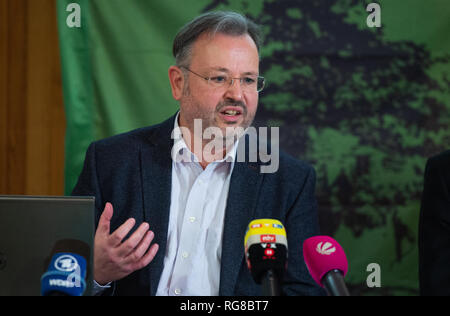 Buir, Deutschland. 28 Jan, 2019. Andreas Büttgen (r), Buirer für Buir, spricht auf einer Pressekonferenz in einem Community Center. An der Pressekonferenz äußerte sich im Abschlussbericht der Kommission "Wachstum, Strukturwandel und Beschäftigung'. Credit: Christophe Kirschtorte/dpa/Alamy leben Nachrichten Stockfoto