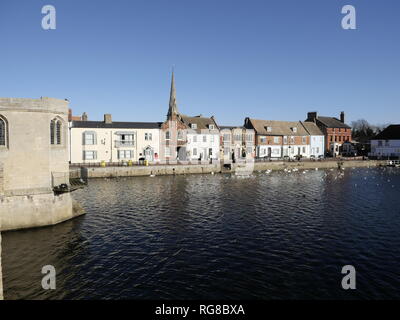 St Ives, Cambridgeshire, Großbritannien. 28 Jan, 2019. Alte Gebäude auf dem Kai am Fluss Great Ouse Leuchten von Crisp Sonnenlicht auf einen kalten Winter und wolkenlosen Tag. Das sonnige Wetter voraus Wetter Warnungen für Schnee und Eis in den nächsten Tagen. Credit: Julian Eales/Alamy leben Nachrichten Stockfoto