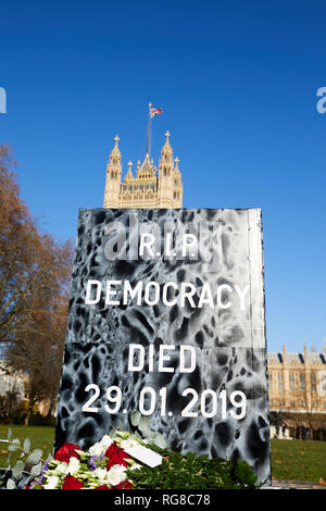 London, Großbritannien. - 28 Jan 2019: ein Grabstein sagen RIP Demokratie symbolisch vor dem Parlament vor der Abstimmung auf Theresa's kann sich im Parlament platziert ist. Credit: Kevin J. Frost-/Alamy leben Nachrichten Stockfoto