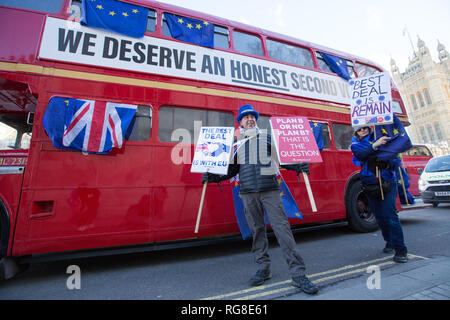 London, Großbritannien. 28 Jan, 2019. Steve Bray und andere Mitglieder von sodem Protest Brexit außerhalb der Häuser des Parlaments und einem Völker Abstimmung verlangen. Credit: George Cracknell Wright/Alamy leben Nachrichten Stockfoto