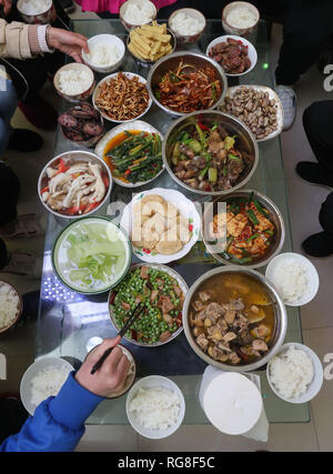 (190128) - HUIDONG, Jan. 28, 2019 (Xinhua) - Yang Mengping's Eltern bereiten Sie ein Abendessen für Ihn an ihrem Haus in Qianxin Township von Huidong County im Autonomen Präfektur Liangshan Yi, der Südwesten Chinas Provinz Sichuan, Jan. 27, 2019. Yang Mengping, Student aus Shanghai-based East China Universität für Wissenschaft und Technologie, das drei Tage verbringen, Überschrift zu seinem Haus, das an Qianxin Township von Huidong County im Autonomen Präfektur Liangshan Yi, Provinz Sichuan im Südwesten Chinas befindet. Nach ca. 41 Stunden Bahnfahrt von der East China Shanghai Chengdu Sichuan, Y Stockfoto