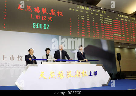 (190128) - SHANGHAI, Jan. 28, 2019 (Xinhua) - Foto aufgenommen am 31.01.28, 2019 zeigt die einer Zeremonie für Naturkautschuk Optionen an der Shanghai Futures Exchange in der East China Shanghai. China am Montag gestartet Optionen für Naturkautschuk, Baumwolle und Mais, die zur Verfügung stehenden Instrumente zur Absicherung von Preisrisiken in den wichtigsten Rohstoff der Welt. (Xinhua / Fang Zhe) Stockfoto